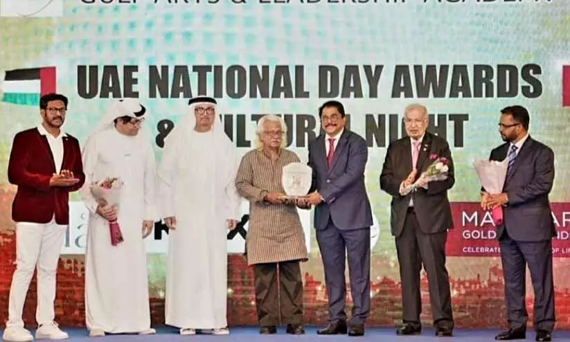 ഗാലാപുരസ്കാരം അടൂരിന് സമ്മാനിച്ചു ഗാലാപുരസ്കാരം അടൂരിന് സമ്മാനിച്ചു