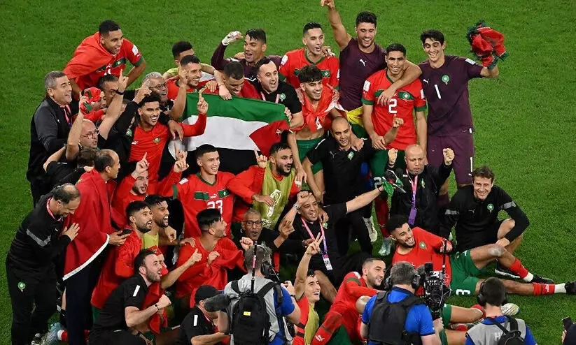 ചരിത്ര ജയത്തിനു പിന്നാലെ ഫലസ്തീന് ഐക്യദാർഢ്യവുമായി മൊറോക്കോ താരങ്ങൾ ചരിത്ര ജയത്തിനു പിന്നാലെ ഫലസ്തീന് ഐക്യദാർഢ്യവുമായി മൊറോക്കോ താരങ്ങൾ