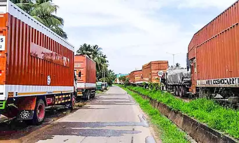 ദേശീയ പാത സര്‍വിസ് റോഡുകള്‍ കീഴടക്കി ലോറികള്‍