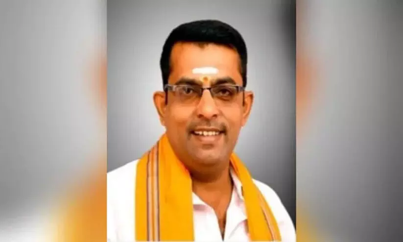 ബി.ആർ അംബേദ്കറെ കാവിയുടുപ്പിച്ച പോസ്റ്റർ പതിച്ച ഹിന്ദുത്വ നേതാവ് അറസ്റ്റിൽ ബി.ആർ അംബേദ്കറെ കാവിയുടുപ്പിച്ച പോസ്റ്റർ പതിച്ച ഹിന്ദുത്വ നേതാവ് അറസ്റ്റിൽ