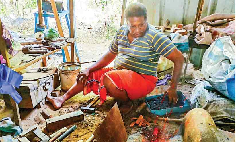 പണിയായുധ നിർമാണ കുടുംബങ്ങൾ പ്രതിസന്ധിയിൽ പണിയായുധ നിർമാണ കുടുംബങ്ങൾ പ്രതിസന്ധിയിൽ