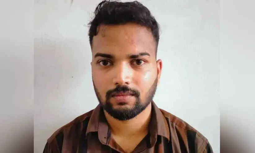 കരിപ്പൂരിൽ ഒരു കിലോ സ്വര്ണവുമായി യാത്രികന് പൊലീസ് പിടിയില് കരിപ്പൂരിൽ ഒരു കിലോ സ്വര്ണവുമായി യാത്രികന് പൊലീസ് പിടിയില്