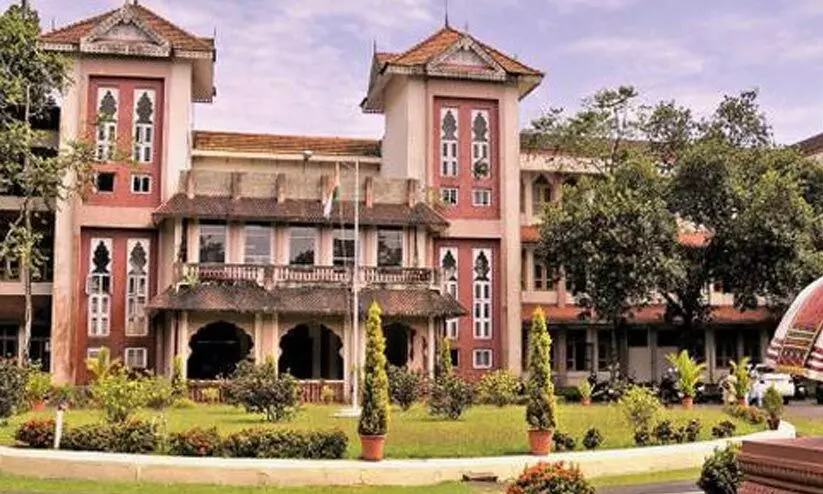 എം.ജിയിലെ െഗസ്റ്റ് അധ്യാപിക കുസാറ്റിൽ പ്രഫസർ; ആരോപണം അടിസ്ഥാനരഹിതമെന്ന് എം.ജിയിലെ െഗസ്റ്റ് അധ്യാപിക കുസാറ്റിൽ പ്രഫസർ; ആരോപണം അടിസ്ഥാനരഹിതമെന്ന്