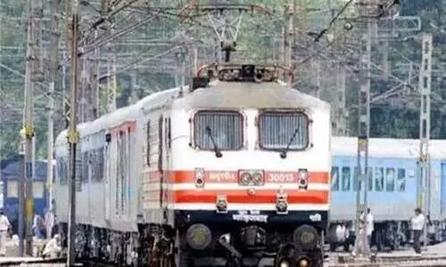 ട്രെയിൻ എൻജിൻ പാളം തെറ്റി; ഗതാഗതം തടസ്സപ്പെട്ടു