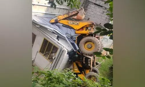 ഡ്രൈവറുടെ ആശ്രദ്ധ: എക്സ്കവേറ്റർ സ്കൂൾ കെട്ടിടത്തിന് മുകളിലേക്ക് മറിഞ്ഞു ഡ്രൈവറുടെ ആശ്രദ്ധ: എക്സ്കവേറ്റർ സ്കൂൾ കെട്ടിടത്തിന് മുകളിലേക്ക് മറിഞ്ഞു