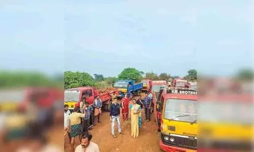 ചീ​ര​ട്ടാ​മ​ല​യി​ലെ ക്വാ​റി​ക​ളി​ൽ​ നി​ന്ന് 72 ടി​പ്പ​ർ ലോ​റി​യും മൂ​ന്ന് മ​ണ്ണു​മാ​ന്തി​യും പി​ടി​കൂ​ടി