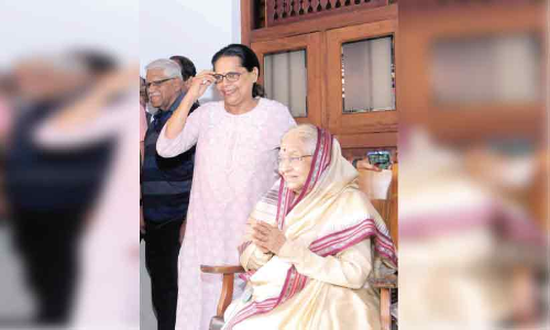 ചികിത്സ കഴിഞ്ഞ് മുൻ രാഷ്ട്രപതി മടങ്ങി ചികിത്സ കഴിഞ്ഞ് മുൻ രാഷ്ട്രപതി മടങ്ങി