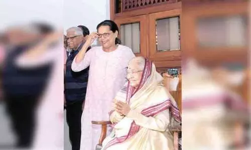 ചികിത്സ കഴിഞ്ഞ് മുൻ രാഷ്ട്രപതി മടങ്ങി ചികിത്സ കഴിഞ്ഞ് മുൻ രാഷ്ട്രപതി മടങ്ങി