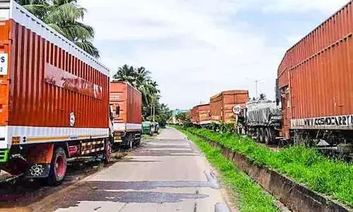 ദേശീയ പാത സര്‍വിസ് റോഡുകള്‍ കീഴടക്കി ലോറികള്‍