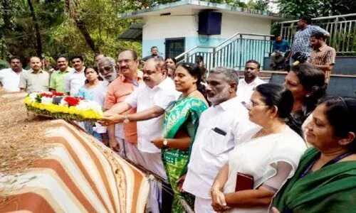 നെഹ്റു പാർക്കിലെ മ്യൂസിക് ഫൗണ്ടന് റീത്തുവെച്ച് കോൺഗ്രസ് പ്രതിഷേധം