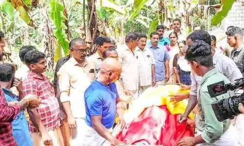 അയൽവാസിയുടെ മൃതദേഹം അടക്കം ചെയ്യാൻ ഭൂമി വിട്ടുനൽകി വനിത നേതാവ്