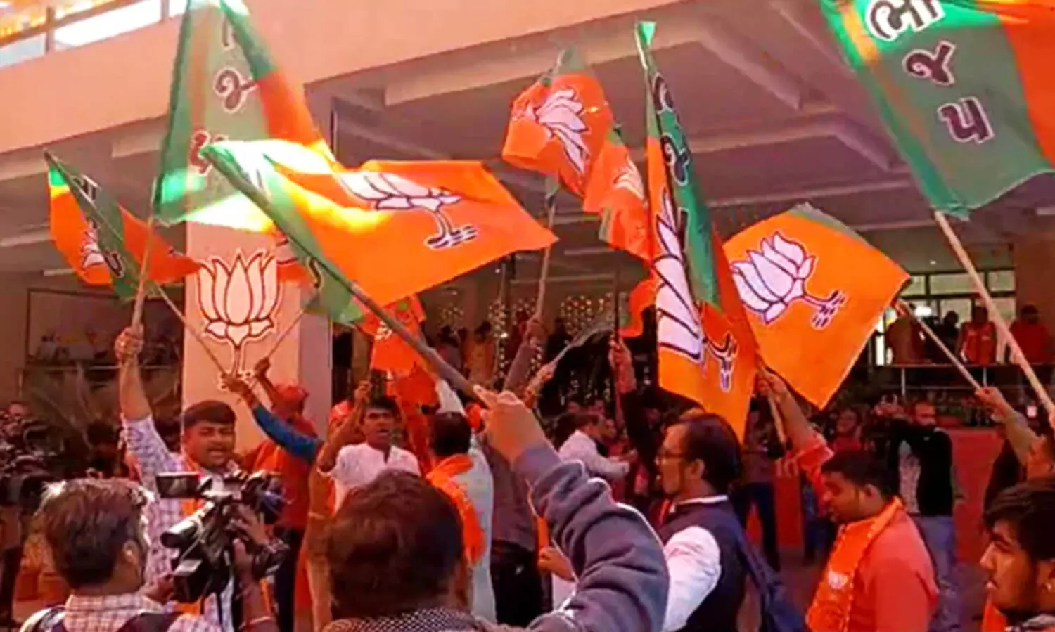 ഗുജറാത്തിൽ ഏഴാം തവണയും ചരിത്ര വിജയത്തിൽ ബി.ജെ.പി; ഹിമാചലിൽ പ്രവചനാതീതം