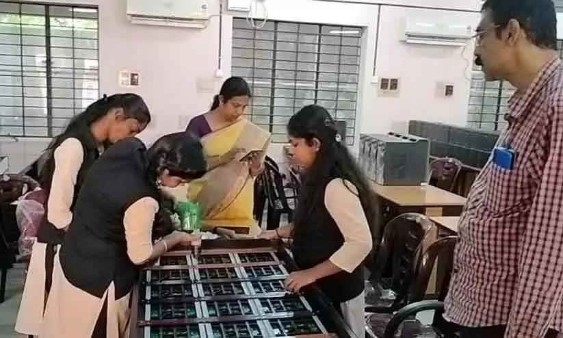 ഇൻഡസ്ട്രി ഓൺ കാമ്പസ്; വർക്ക് ഓർഡർ സ്വീകരിച്ച് ഷീ-ബിസ് ഇൻഡസ്ട്രി ഓൺ കാമ്പസ്; വർക്ക് ഓർഡർ സ്വീകരിച്ച് ഷീ-ബിസ്