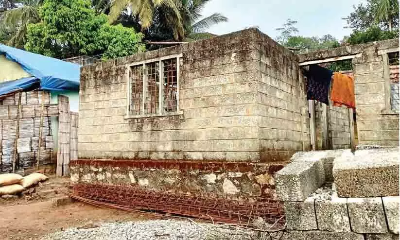 ആദിവാസികളുടെ സ്വപ്ന ഭവനം പാതിവഴിയിൽ...