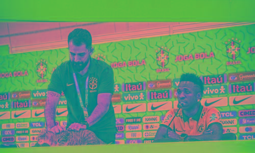 വിനീഷ്യസിന്റെ വാർത്തസമ്മേളനത്തിൽ ക്ഷണിതാവായി പൂച്ചയും; പിടിച്ചുപുറത്തിട്ട് മീഡിയ ഓഫീസർ, വിമർശനം