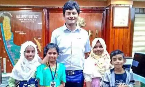 റോഡിന്റെ ശോച്യാവസ്ഥയെക്കുറിച്ച് കലക്ടറോട് പരാതി പറഞ്ഞ് കുരുന്നുകൾ