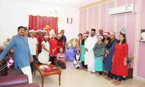 ക്രി​സ്മ​സ് വ​ര​വ​റി​യി​ച്ച് ക​രോ​ൾ സംഘങൾ