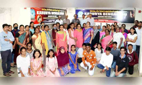 കാരുണ്യ ബംഗളൂരു പഠന സഹായം നൽകി