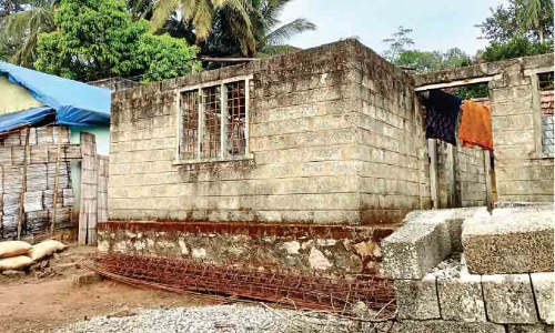 ആദിവാസികളുടെ സ്വപ്ന ഭവനം പാതിവഴിയിൽ...