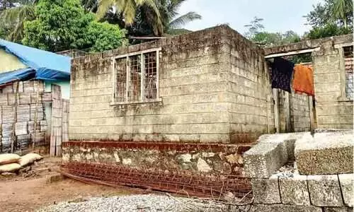 ആദിവാസികളുടെ സ്വപ്ന ഭവനം പാതിവഴിയിൽ...