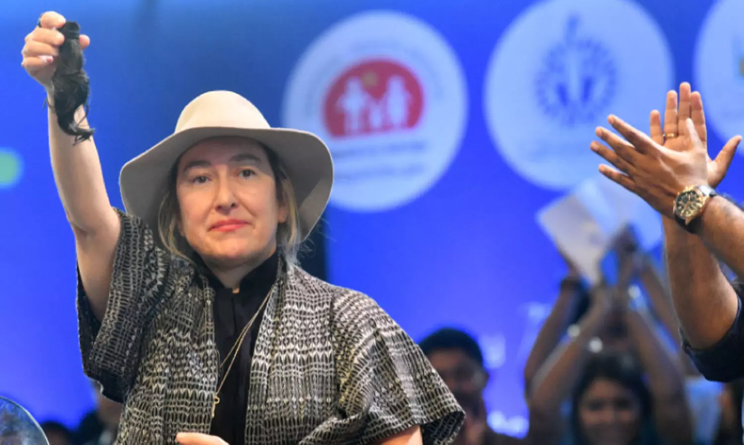 മുടി മുറിച്ച് നൽകി വിലക്ക് മറികടന്ന് മെഹ്നാസ് മുഹമ്മദി