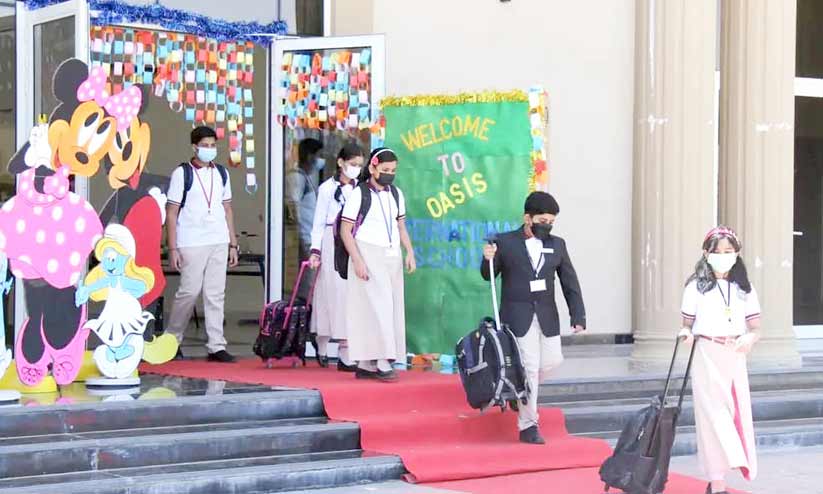 അവധി ആഘോഷത്തിലേക്ക് വിദ്യാർഥികൾ അവധി ആഘോഷത്തിലേക്ക് വിദ്യാർഥികൾ