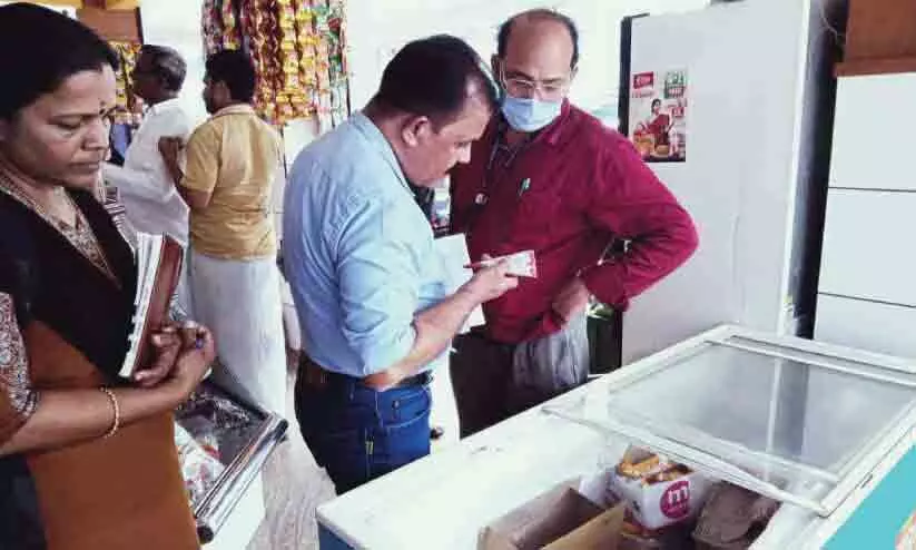 ഷിഗല്ല: മൂന്നിയൂരിൽ ഹോട്ടലുകളിലും ബേക്കറികളിലും മിന്നൽ പരിശോധന ഷിഗല്ല: മൂന്നിയൂരിൽ ഹോട്ടലുകളിലും ബേക്കറികളിലും മിന്നൽ പരിശോധന