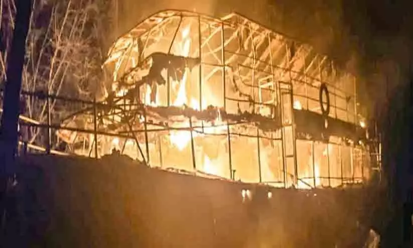 ഹൗസ്ബോട്ട് കത്തിനശിച്ചു