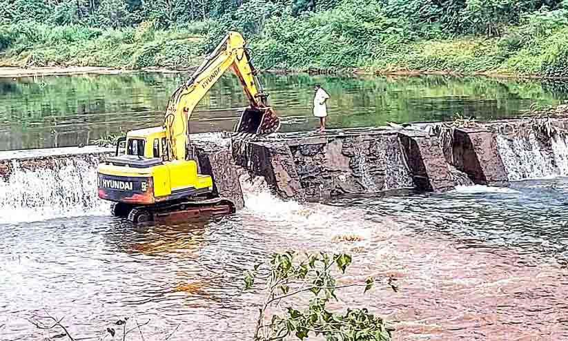 കൂട്ടിക്കൽ ടൗൺ വെള്ളപ്പൊക്കം: ചെക്ക്ഡാം പൊളിച്ചുതുടങ്ങി കൂട്ടിക്കൽ ടൗൺ വെള്ളപ്പൊക്കം: ചെക്ക്ഡാം പൊളിച്ചുതുടങ്ങി