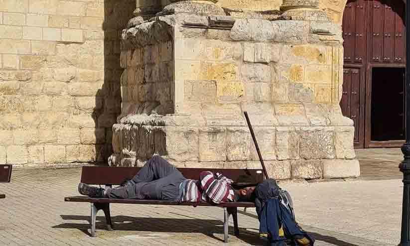 pranav Mohanlals slept In Bench, picture, Went Viral pranav Mohanlals slept In Bench, picture, Went Viral