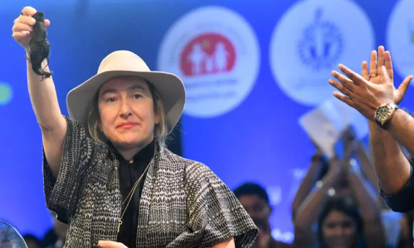 മുടി മുറിച്ച് നൽകി വിലക്ക് മറികടന്ന് മെഹ്നാസ് മുഹമ്മദി