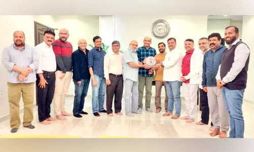 സി.​എ​ച്ച്. ഹ​സ​ന് കെ.​ഇ.​എ അ​ഡ്വൈ​സ​റി ബോ​ർ​ഡ് മെ​മ​ന്റോ കൈ​മാ​റു​ന്നു