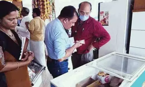 ഷിഗല്ല: മൂന്നിയൂരിൽ ഹോട്ടലുകളിലും ബേക്കറികളിലും മിന്നൽ പരിശോധന ഷിഗല്ല: മൂന്നിയൂരിൽ ഹോട്ടലുകളിലും ബേക്കറികളിലും മിന്നൽ പരിശോധന