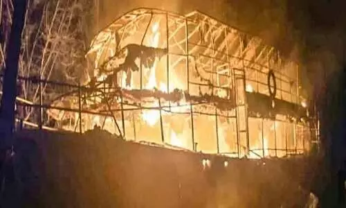 ഹൗസ്ബോട്ട് കത്തിനശിച്ചു ഹൗസ്ബോട്ട് കത്തിനശിച്ചു