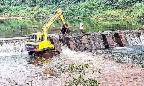കൂട്ടിക്കൽ ടൗൺ വെള്ളപ്പൊക്കം: ചെക്ക്ഡാം പൊളിച്ചുതുടങ്ങി