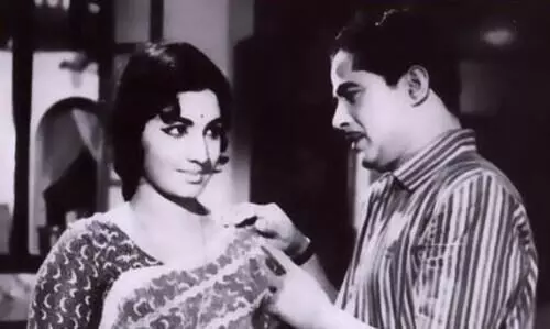 കണ്ണീരും സ്വപ്നങ്ങളും വിൽക്കുവാനായ് വന്നവൻ ഞാൻ കണ്ണീരും സ്വപ്നങ്ങളും വിൽക്കുവാനായ് വന്നവൻ ഞാൻ