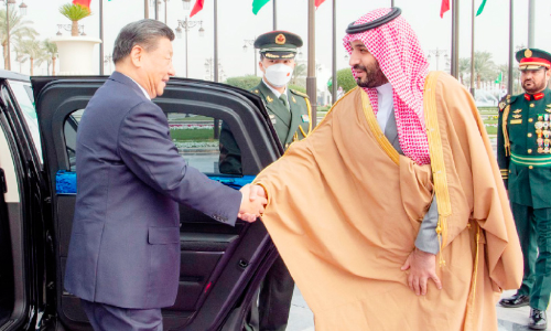 ചൈ​നീ​സ് പ്ര​സി​ഡ​ന്റ് ഷി ​ജി​ൻ​പി​ങ് റി​യാ​ദി​ൽ സൗ​ദി കി​രീ​ടാ​വ​കാ​ശിഅ​മീ​ർ മു​ഹ​മ്മ​ദ്​ ബി​ൻ സ​ൽ​മാ​നോ​ടൊ​പ്പം