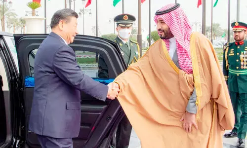 ചൈ​നീ​സ് പ്ര​സി​ഡ​ന്റ് ഷി ​ജി​ൻ​പി​ങ് റി​യാ​ദി​ൽ സൗ​ദി കി​രീ​ടാ​വ​കാ​ശിഅ​മീ​ർ മു​ഹ​മ്മ​ദ്​ ബി​ൻ സ​ൽ​മാ​നോ​ടൊ​പ്പം