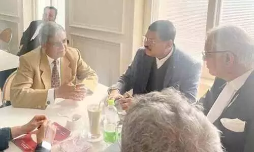2 Supreme court judges surprise visit to canteen