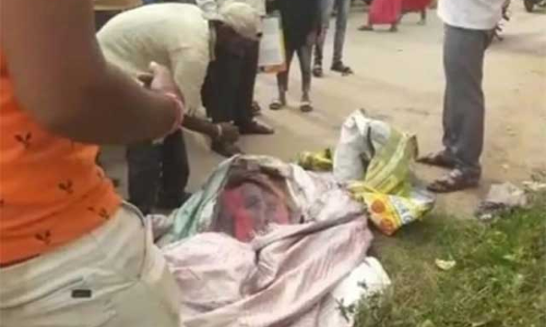 ഭാര്യയുടെ മൃതദേഹം കൊണ്ടുപോകാൻ പണമില്ല, ചാക്കിൽകെട്ടി ചുമന്ന്​ ഭർത്താവ്