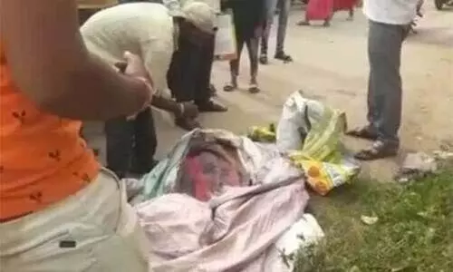 ഭാര്യയുടെ മൃതദേഹം കൊണ്ടുപോകാൻ പണമില്ല, ചാക്കിൽകെട്ടി ചുമന്ന്​ ഭർത്താവ്