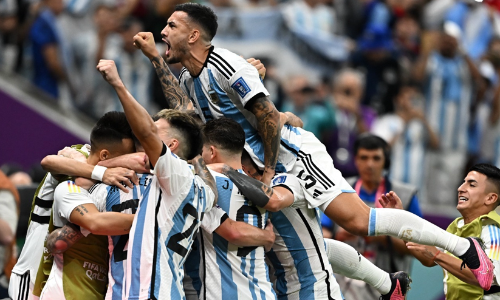 രക്ഷകനായി മാർട്ടിനെസ്; അടിച്ചുകയറി അർജന്‍റീന; നെതർലൻഡ്സിനെ ഷൂട്ടൗട്ടിൽ വീഴ്ത്തി സെമിയിൽ