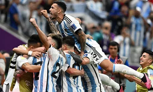 രക്ഷകനായി മാർട്ടിനെസ്; അടിച്ചുകയറി അർജന്റീന; നെതർലൻഡ്സിനെ ഷൂട്ടൗട്ടിൽ വീഴ്ത്തി സെമിയിൽ രക്ഷകനായി മാർട്ടിനെസ്; അടിച്ചുകയറി അർജന്റീന; നെതർലൻഡ്സിനെ ഷൂട്ടൗട്ടിൽ വീഴ്ത്തി സെമിയിൽ