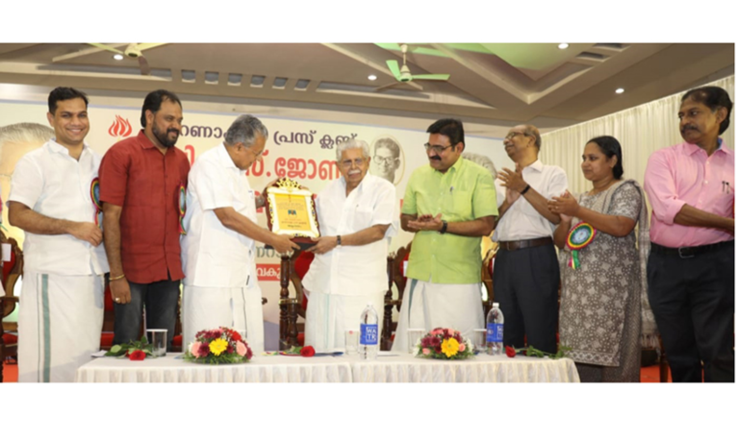 വയലാർ രവി യുവത്വത്തിന്റെ ഊർജം പ്രസരിപ്പിച്ച നേതാവെന്ന് മുഖ്യമന്ത്രി