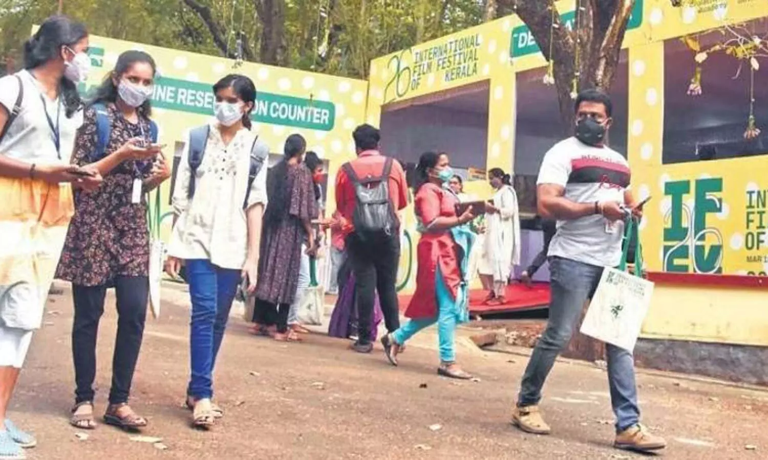 സിനിമയുടെ അണിയറയും സത്യൻ സ്‌മൃതിയുമായി ഫോട്ടോപ്രദർശനം തുടങ്ങി