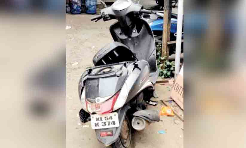 അപകടത്തിൽപ്പെട്ട സ്കൂട്ടറിൽ നിന്ന് ഒന്നേകാൽ കിലോ കഞ്ചാവ് പിടികൂടി അപകടത്തിൽപ്പെട്ട സ്കൂട്ടറിൽ നിന്ന് ഒന്നേകാൽ കിലോ കഞ്ചാവ് പിടികൂടി