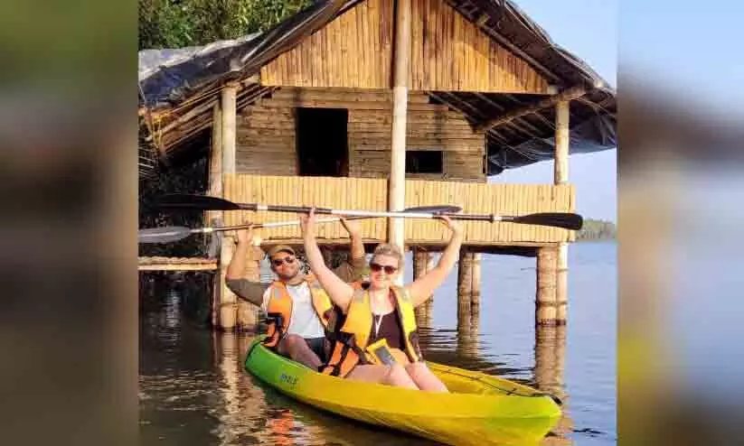 വലിയപറമ്പ് വിളിക്കുന്നു, ഈ മനോഹര തീരത്ത് വരൂ വലിയപറമ്പ് വിളിക്കുന്നു, ഈ മനോഹര തീരത്ത് വരൂ
