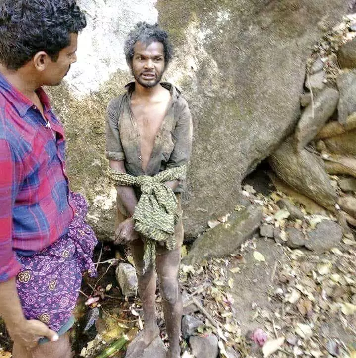 ആദിവാസിയായ മധുവിനെ കെട്ടിയിട്ടു മർദിക്കുന്നു ആദിവാസിയായ മധുവിനെ കെട്ടിയിട്ടു മർദിക്കുന്നു