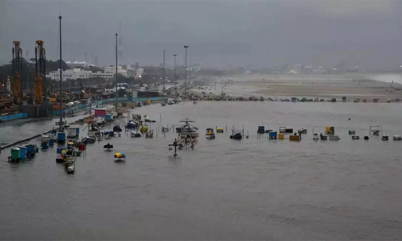 മാൻഡസ് ചുഴലിക്കാറ്റ്; തമിഴ്നാട്ടിൽ മരണം നാലായി, വലിയ നാശം