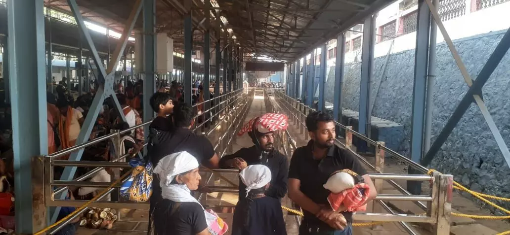 പുല്ലുമേട് വഴിയെത്തുന്നവർക്ക് തീർഥാടകർക്ക് ദർശനത്തിന് സൗകര്യമൊരുക്കാത്തത് ഭക്തരെ വലക്കുന്നു പുല്ലുമേട് വഴിയെത്തുന്നവർക്ക് തീർഥാടകർക്ക് ദർശനത്തിന് സൗകര്യമൊരുക്കാത്തത് ഭക്തരെ വലക്കുന്നു